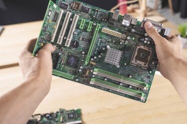 マザーボード交換でSSDはそのまま使える？注意点と対処法を解説