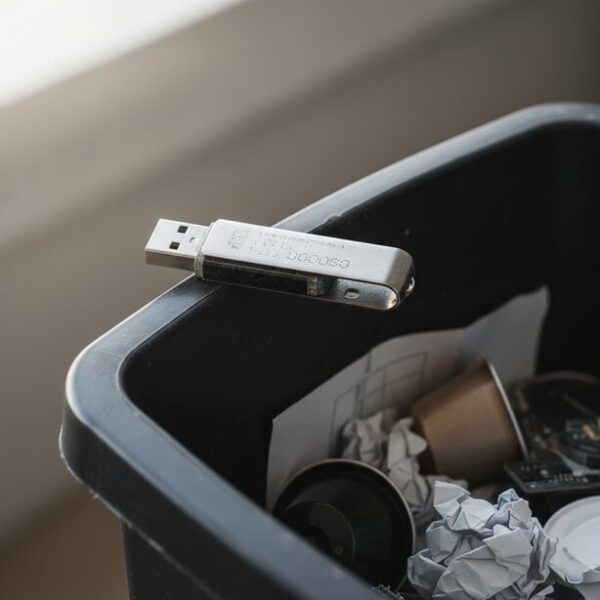 頻繁なデータの書き込みで劣化した100均USBメモリの末路。製品の寿命を迎え、NANDフラッシュメモリの書き込み耐性が低いことを物語る象徴的な様子。