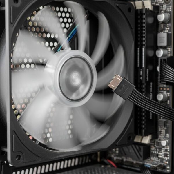 回転中のPCケースファンの羽根に、すぐ近くの配線ケーブルが接触しているマクロ撮影。自作PCから聞こえる「カラカラ」という異音の具体的な原因を特定する場面。